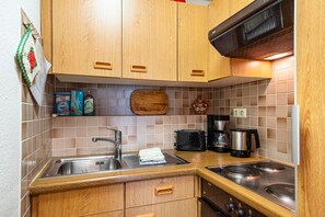 Frigorífico, horno, placa de cocina y cafetera o tetera