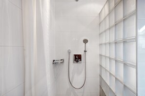 Douche, sĂšche-cheveux, serviettes fournies