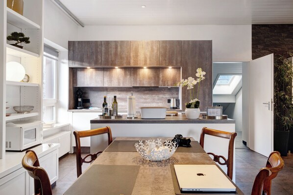 Kühlschrank, Mikrowelle, Ofen, Herdplatte