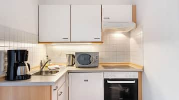 Een koelkast, een microgolfoven, een oven, een kookplaat