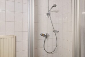 Douche, sèche-cheveux, serviettes fournies
