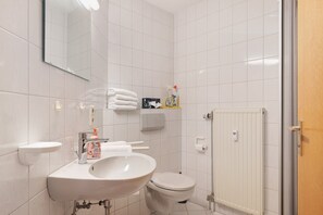 Shower, hair dryer, towels - Apartment 'Nr 6' with Balcony and Wi-Fi (Titisee-Neustadt)