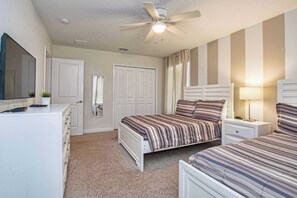 6 Schlafzimmer, Schreibtisch, Bügeleisen/Bügelbrett, Reisekinderbett