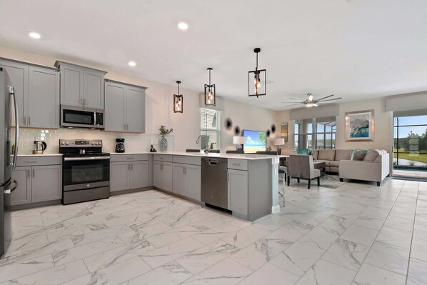 Réfrigérateur, micro-ondes, four, plaque de cuisson