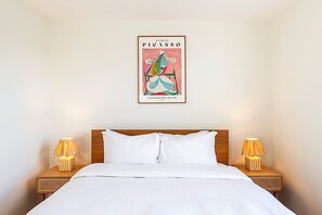 2 bedrooms, iron/ironing board, Internet, bed sheets