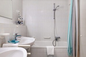 Douche, sèche-cheveux, serviettes fournies