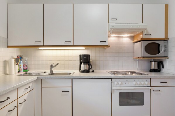 Fridge, microwave, oven, stovetop - Apartment 'Nr 8' with Balcony and Wi-Fi (Titisee-Neustadt)