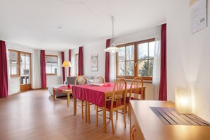 Dining - Apartment 'Nr 8' with Balcony and Wi-Fi (Titisee-Neustadt)