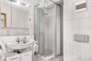 Douche, sèche-cheveux, serviettes fournies