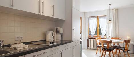 Kühlschrank, Mikrowelle, Herdplatte, Geschirrspüler