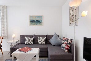 TV - Haus Titisee Apartment 'No. 2' with Small Terrace and Wi-Fi (Titisee-Neustadt)