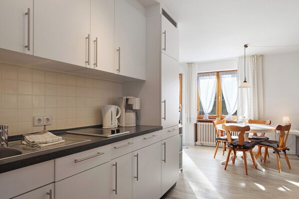 Kühlschrank, Mikrowelle, Herdplatte, Geschirrspüler
