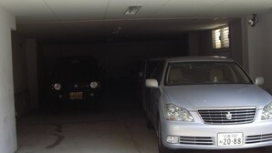 Un aparcamiento con un coche plateado estacionado en un espacio.