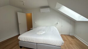 2 室のベッドルーム、アイロン / アイロン台、インターネット、ベッドシーツ