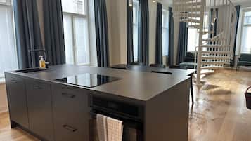 Een koelkast, een microgolfoven, een oven, een kookplaat