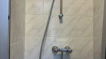 Een douche, een haardroger, handdoeken