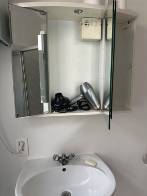 Bruser, hårtørrer, håndklæder