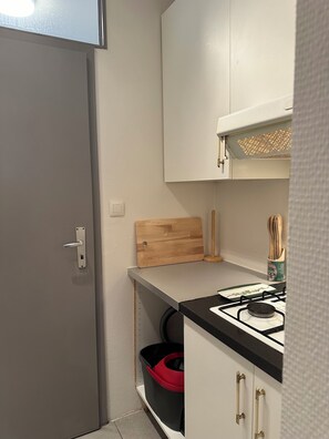 Kjøleskap, mikrobølgeovn, ovn og kokeplater