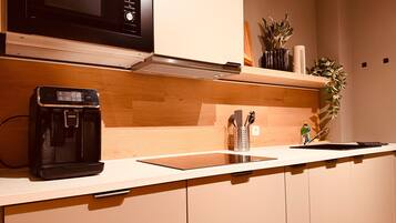 Een koelkast, een magnetron, een kookplaat, een vaatwasser