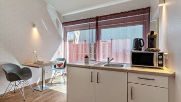 Geladeira, micro-ondas, cafeteira/chaleira, chaleira elétrica