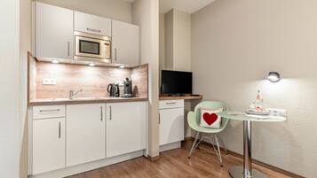 Køleskab, mikrobølgeovn, kaffe-/temaskine, elkedel