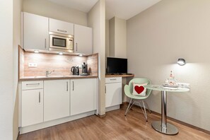 Kjøleskap, mikrobølgeovn, kaffetrakter/tekoker og vannkoker