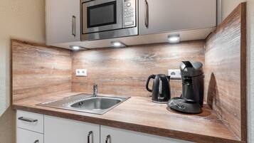 Réfrigérateur, micro-ondes, cafetière/bouilloire, bouilloire électrique