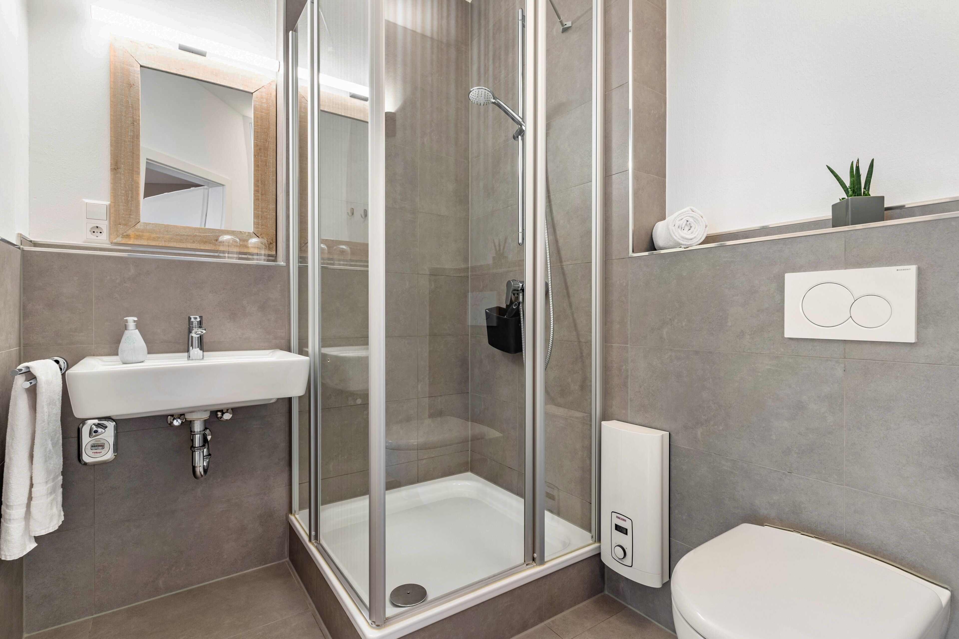 Shower, hair dryer, towels