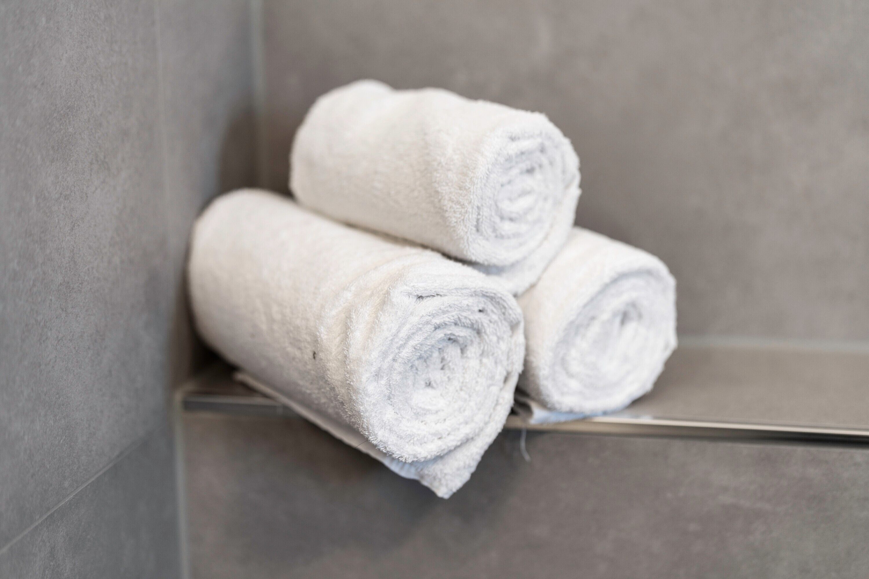 Douche, sèche-cheveux, serviettes fournies