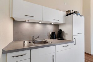 Køleskab, mikrobølgeovn, kogeplade, opvaskemaskine