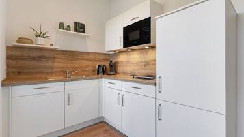 Réfrigérateur, micro-ondes, plaque de cuisson, lave-vaisselle