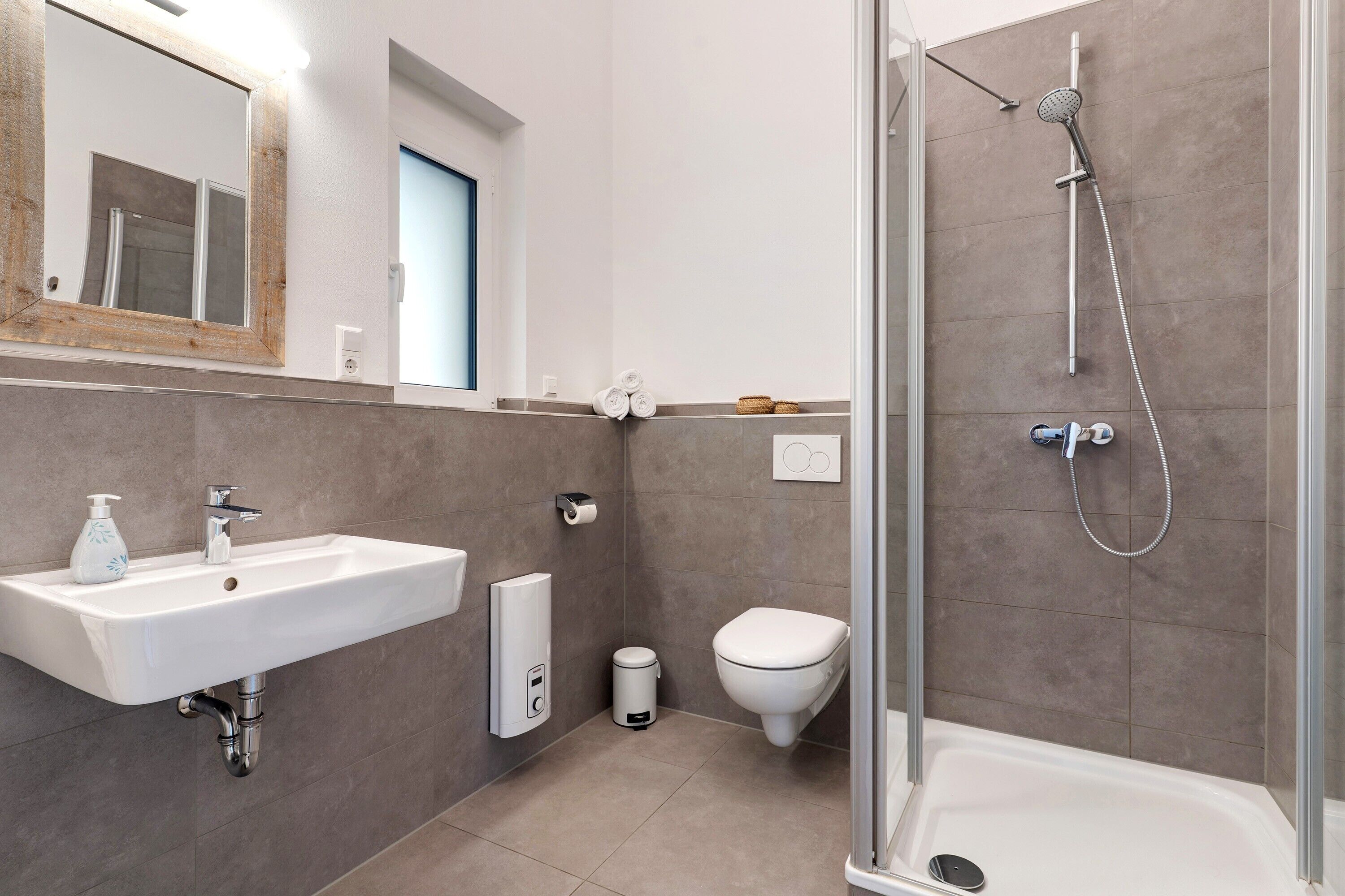 Shower, hair dryer, towels