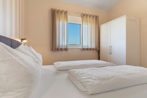 2 bedrooms, free WiFi, bed sheets - Apartment 'Bleichtalblick' with Balcony and Wi-Fi (Herbolzheim)