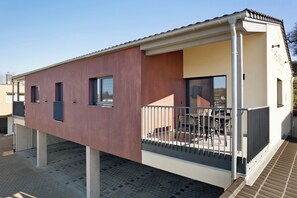 Outdoor dining - Apartment 'Bleichtalblick' with Balcony and Wi-Fi (Herbolzheim)