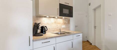 Frigorífic, microones, placa de cuina i rentaplats