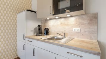 Réfrigérateur, micro-ondes, plaque de cuisson, lave-vaisselle