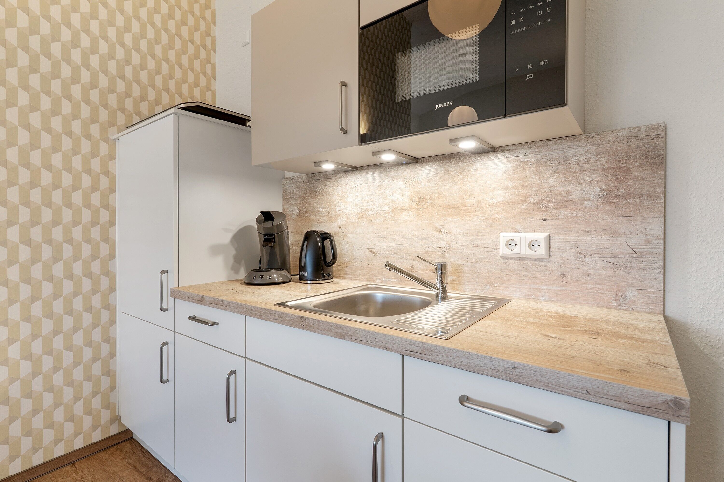 Een koelkast, een microgolfoven, een kookplaat, een vaatwasser