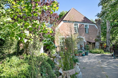 Exterior. Apartment 'Kleine 2' with Shared Garden and Wi-Fi