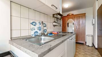 Jääkaappi, mikroaaltouuni, liesi, kahvin-/teenkeitin