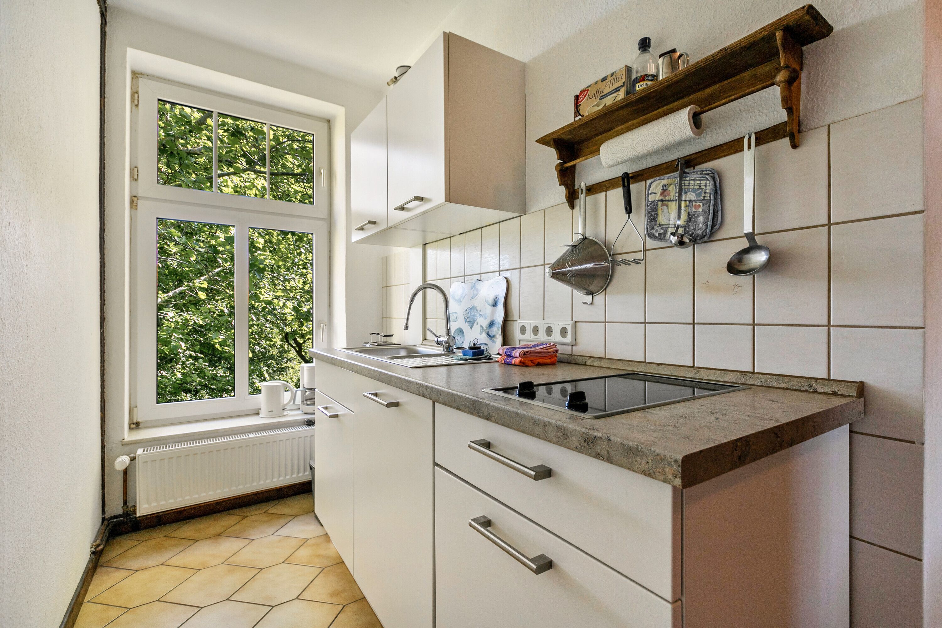 Réfrigérateur, micro-ondes, plaque de cuisson, cafetière/bouilloire