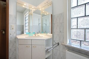 Chuveiro, secador de cabelo, toalhas de banho 