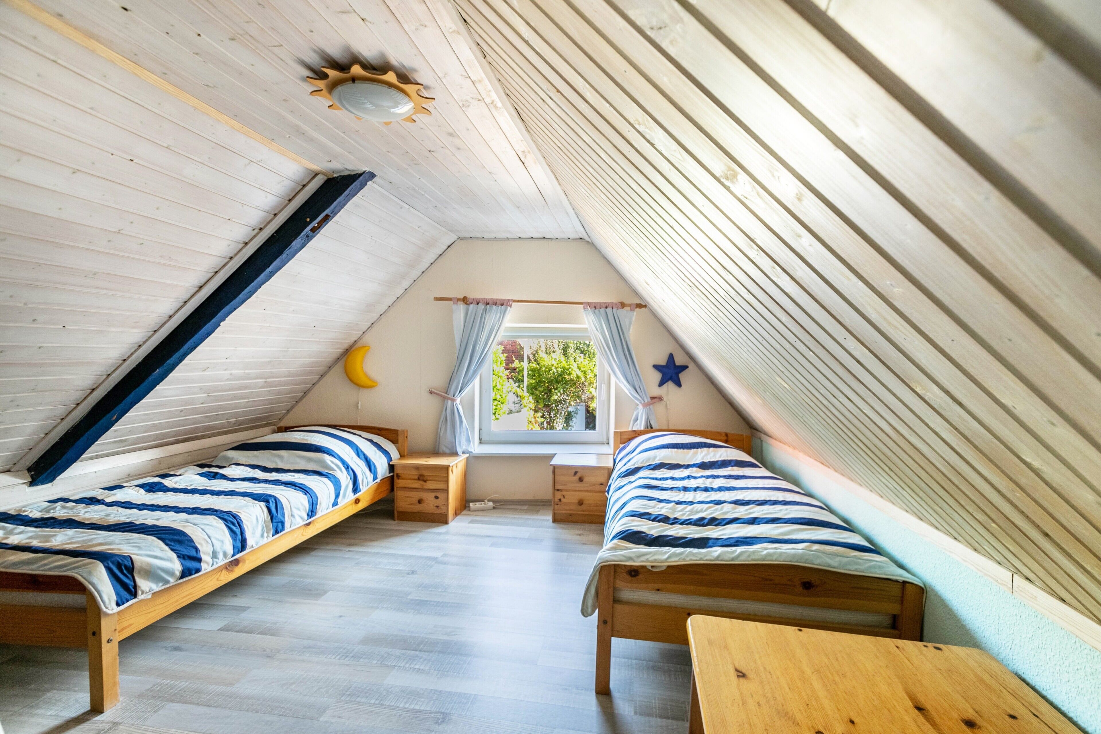 3 室のベッドルーム、WiFi (無料)、ベッドシーツ