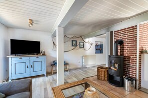 TV, caminetto, lettore DVD