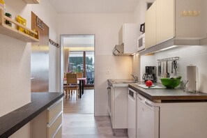 Een koelkast, een magnetron, een oven, een kookplaat