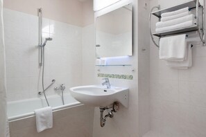 Een douche, een haardroger, handdoeken