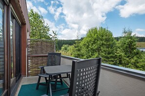 Outdoor dining - Apartment '5 Eichhörnchen' with Private Terrace, Balcony and Wi-Fi (Schönwald im Schwarzwald)