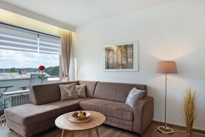 Fernseher, DVD-Player, Tischtennisplatte, Stereoanlage