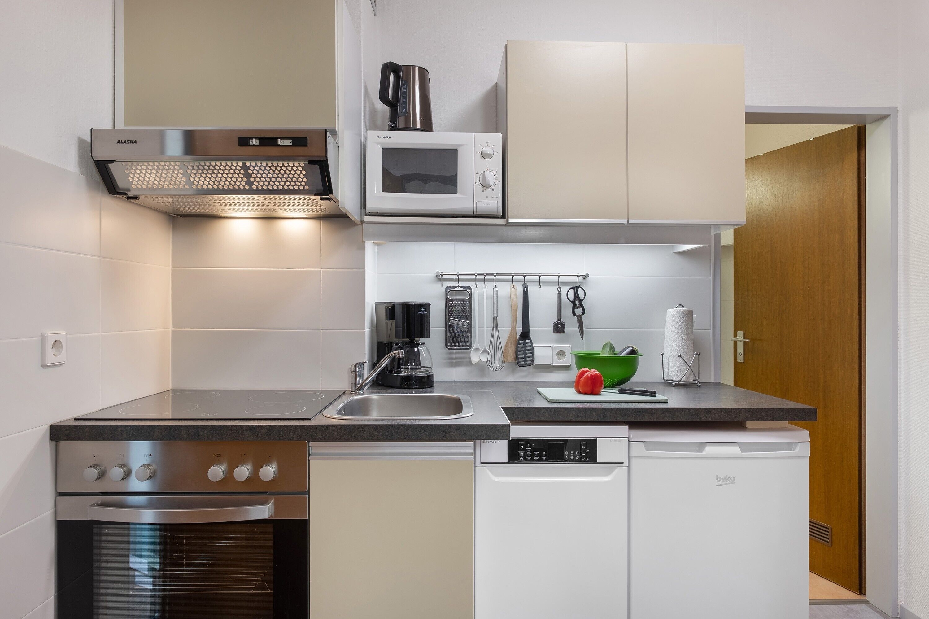 Geladeira, micro-ondas, fogão, cooktop
