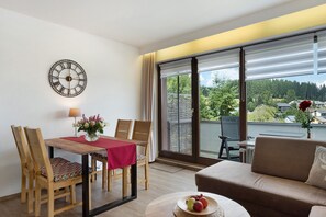 Dining - Apartment '5 Eichhörnchen' with Private Terrace, Balcony and Wi-Fi (Schönwald im Schwarzwald)