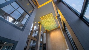 Un interior modern amb alts sostres, grans finestres i una il·luminació central.